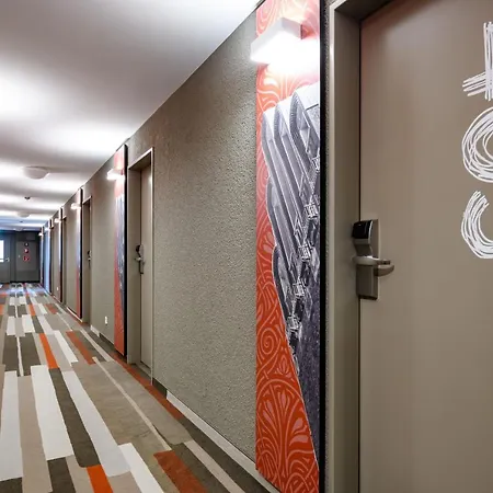 Hotel T H E