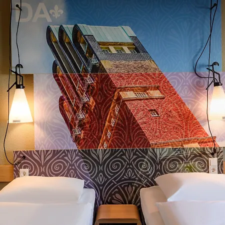 Hotel T H E