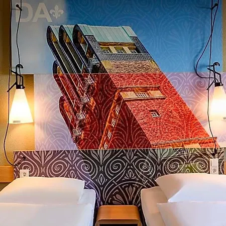 Hotel T H E 3*